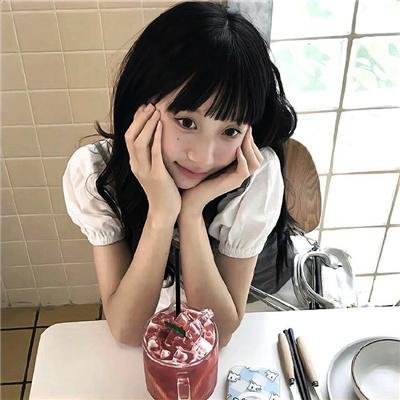 她背后的那双手